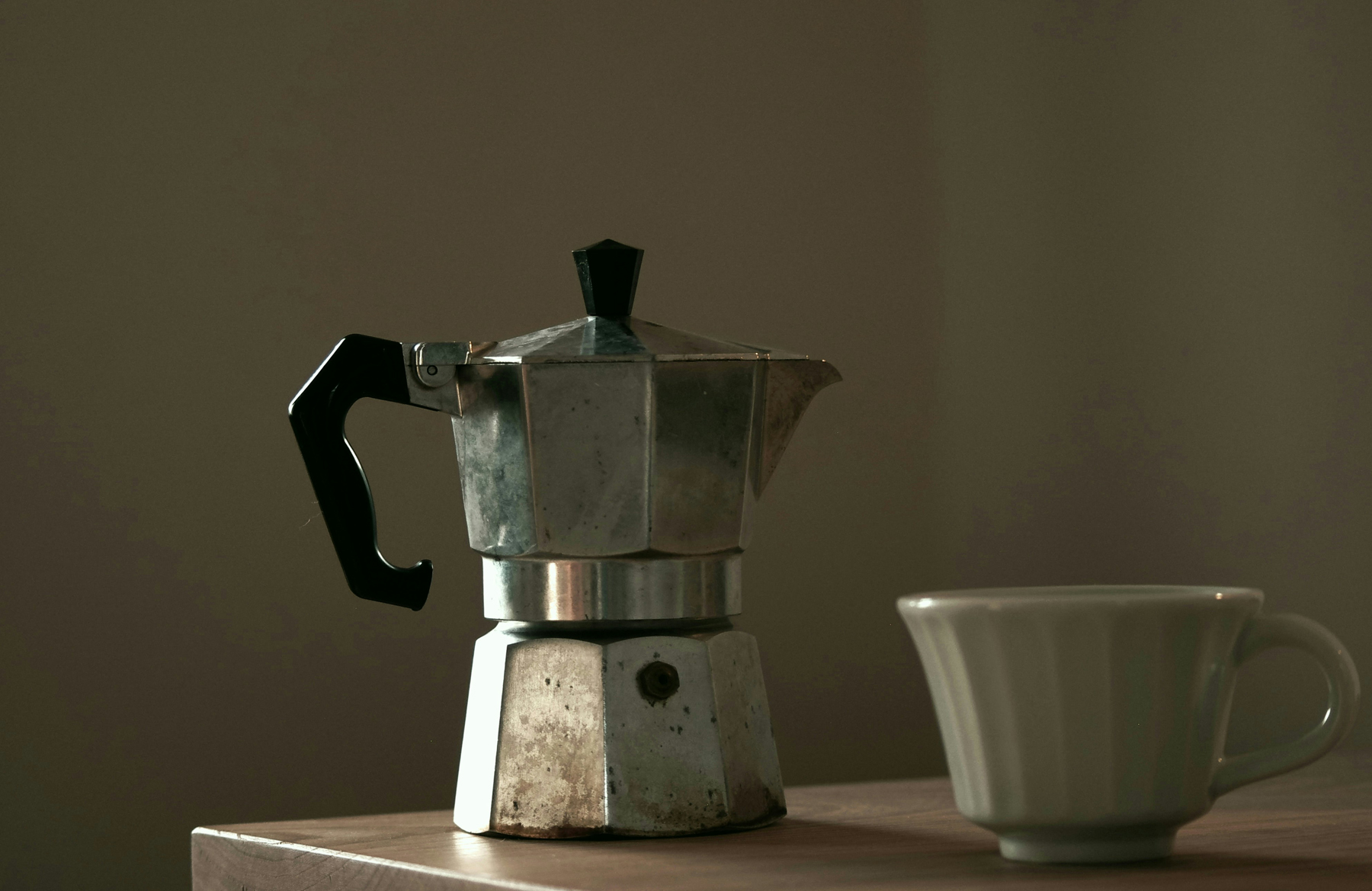 Stark verschmutzte Kaffeekanne im Haushalt