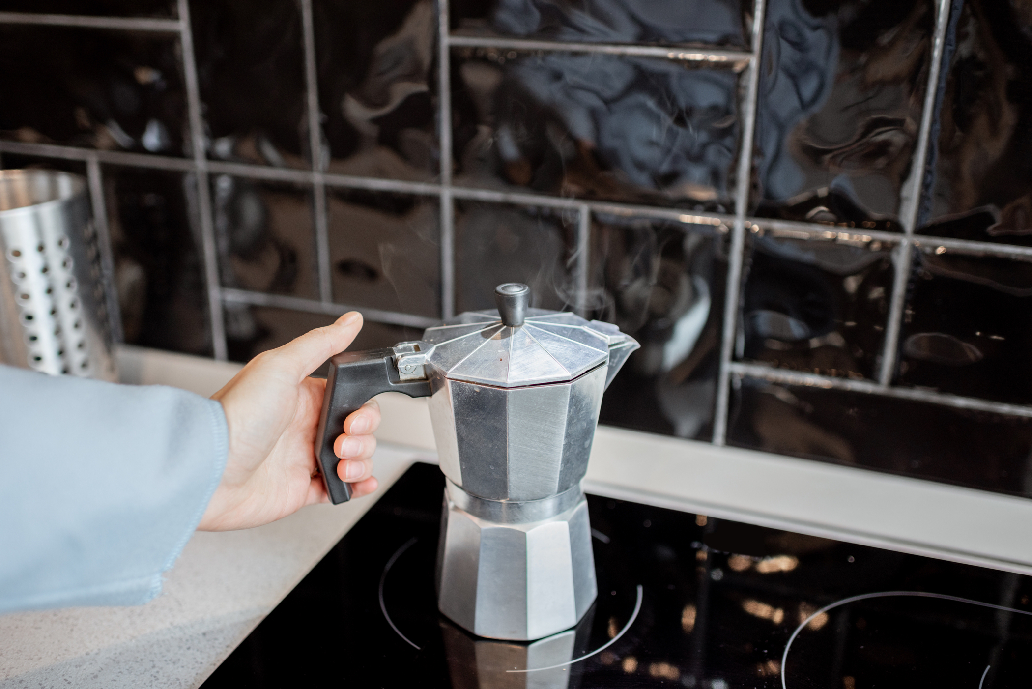 Kalkablagerungen in einer Kaffeekanne
