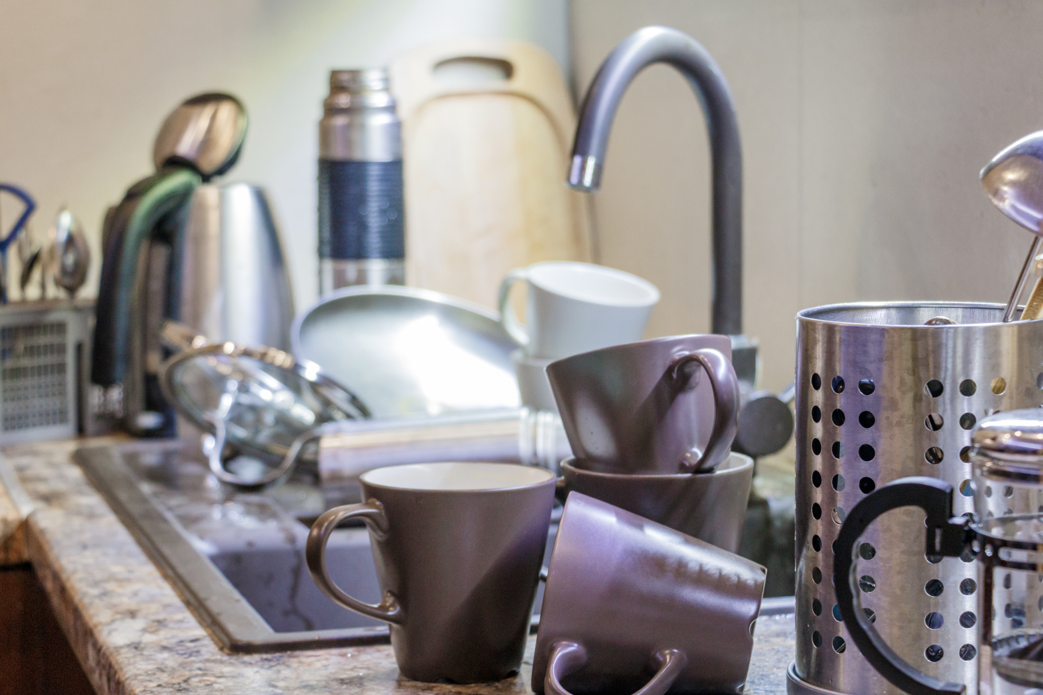 Reinigungstab im Wasser einer Kaffeekanne